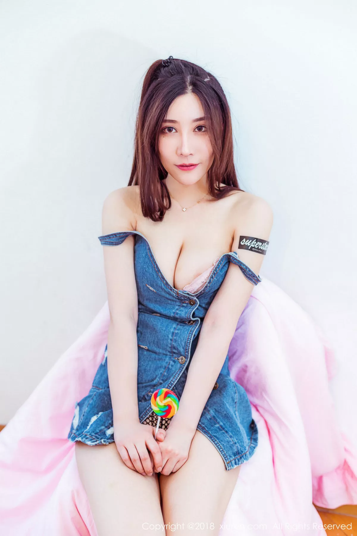 秀人集.com_[XiuRen秀人网]No.959_嫩模美昕Yumi吊带牛仔连身裙秀滑嫩肌肤完美身材性感写真83P