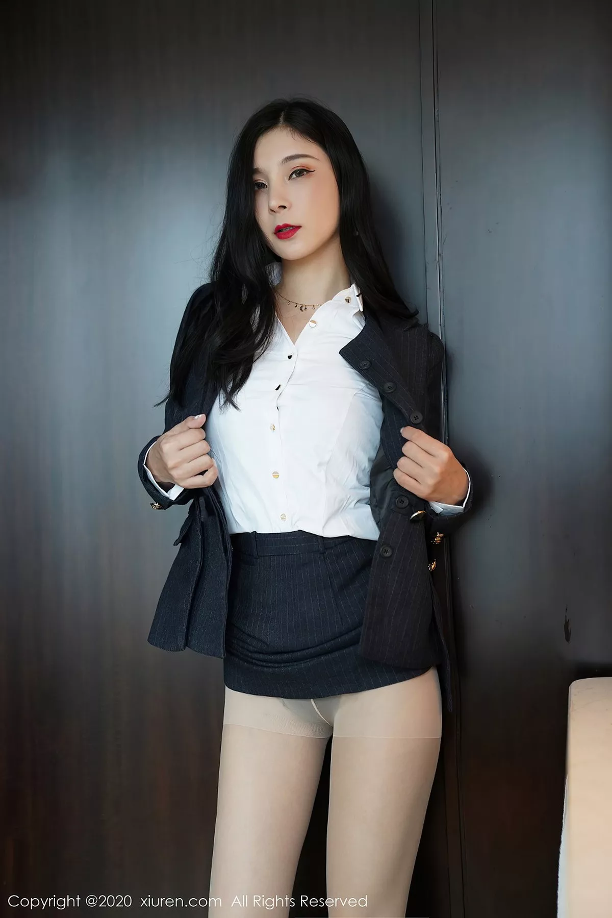 秀人集.com_[XiuRen秀人网]No.2564_嫩模小蛮妖Yummy职场白衬衫黑短裙半脱露超薄肉丝裤袜诱惑写真70P