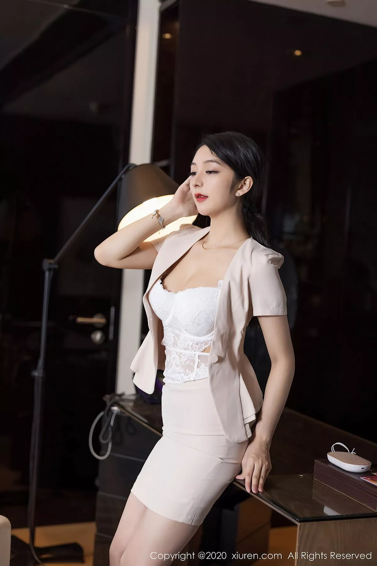秀人集.com_[XiuRen秀人网]No.2619_女神Angela小热巴米色飒爽干练制服下白色蕾丝内衣诱惑写真50P