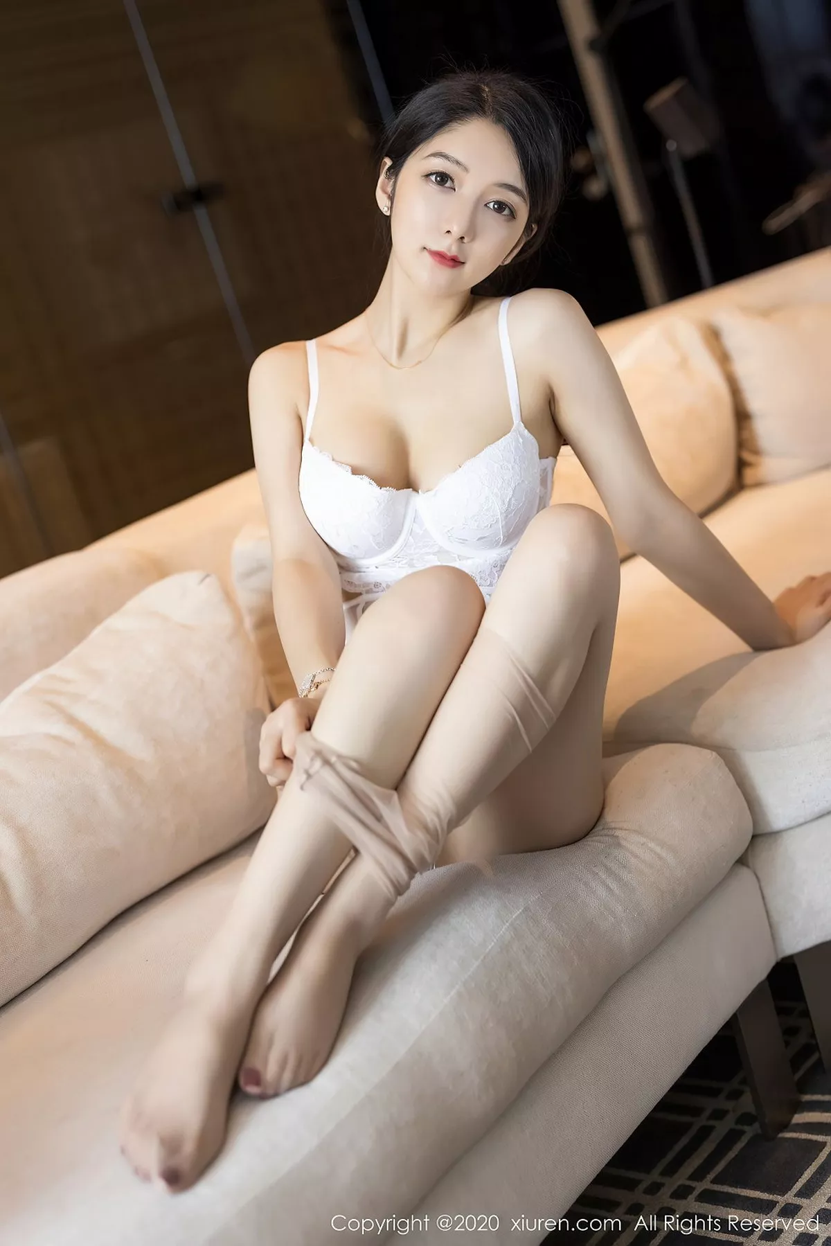 秀人集.com_[XiuRen秀人网]No.2619_女神Angela小热巴米色飒爽干练制服下白色蕾丝内衣诱惑写真50P