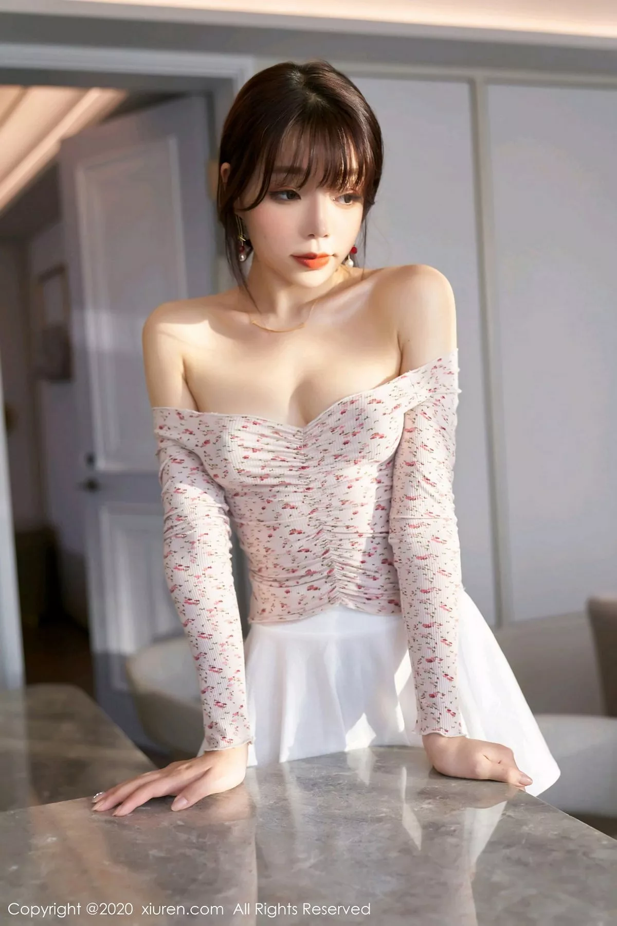 秀人集.com_[XiuRen秀人网]No.2949_女神芝芝Booty私房草莓服饰配超薄肉丝裤袜秀完美身材诱惑写真83P
