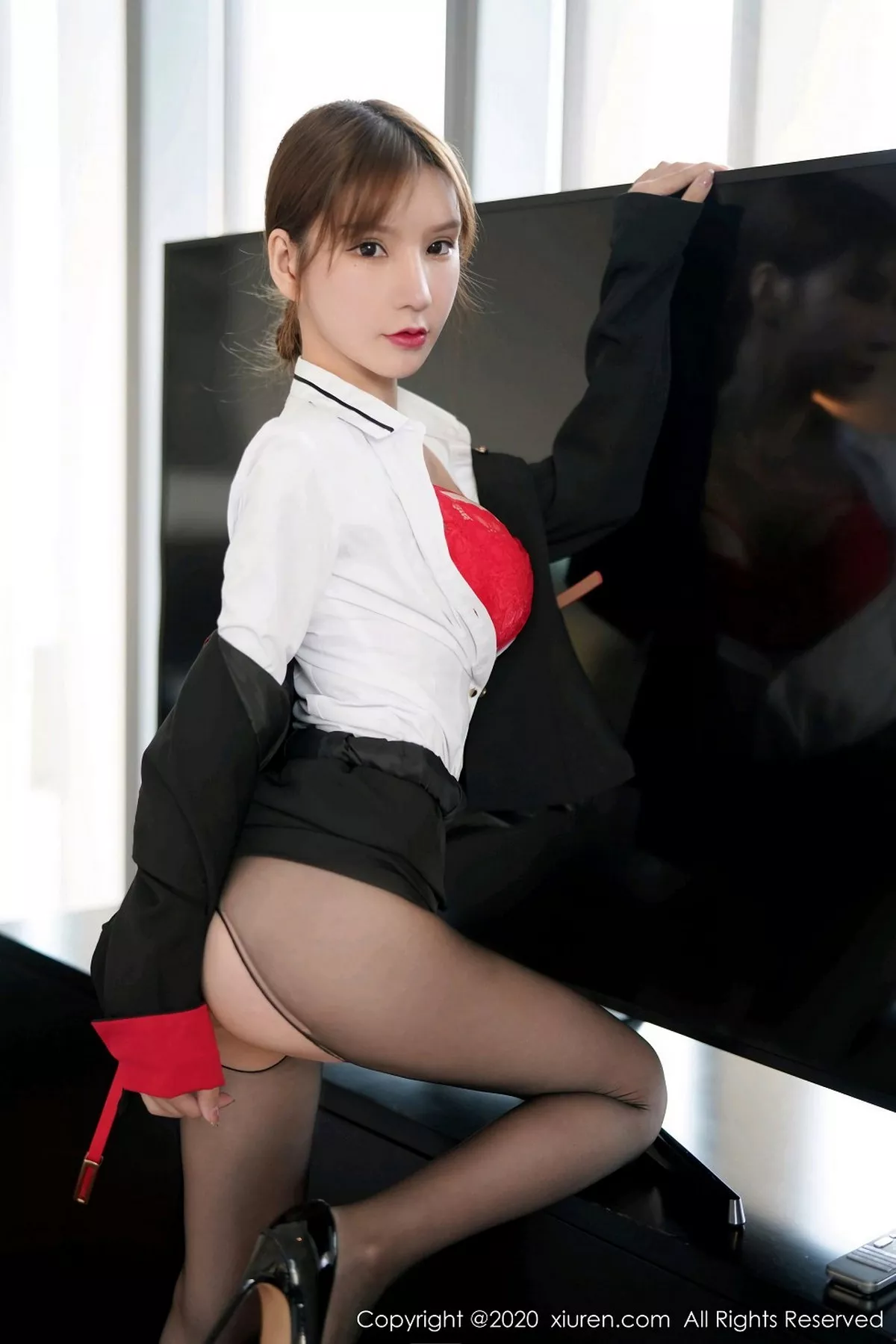 秀人集.com_[XiuRen秀人网]No.2915_女神周于希Sandy空姐真实场景剧情主题红色内衣配黑丝诱惑写真106P